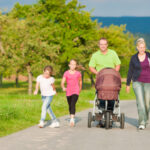 Babakocsi, porszívó, fűnyíró, stb. támadása, ugatása, illetve gyerekekre ugrálás
